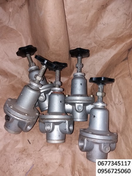 Пневмоклапан  редукционный П-КРМ-122-16, ПКРМ-122-12 с пневматической или ручной настройкой давления на выходе служат для понижения и поддержания на заданном уровне давления сжатого воздуха в пневматических приводах и системах различного технологического оборудования.  Для понижения давления сжатого воздуха от компрессора и поддержания заданного давления в пневмосистеме применяют редукционные пневмоклапаны, в частности, клапан П-КРМ